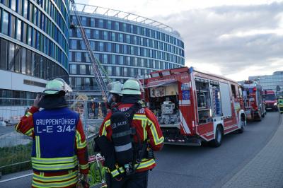Daemmmaterial brennt in einem Neubau am Flughafen